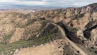 摩托车飞驰在西班牙沙漠视频的预览图
